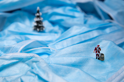 雪原に立つサンタ…？ 実はマスク 仏パリから一足早いクリスマス