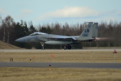 米F15戦闘機が墜落、バージニア州