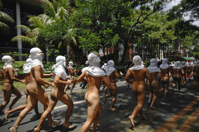 フィリピン学生ら、「ヌード・マラソン」でアロヨ政権に抗議