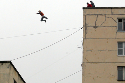 8階建てビルからジャンプ！都会のスポーツ「パルクール」 ロシア