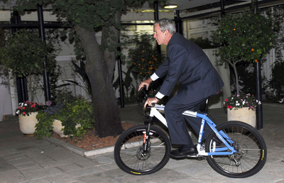 ブッシュ大統領、プレゼントされたイスラエル製自転車にご満悦