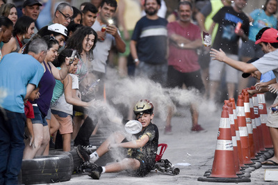 【今日の1枚】小麦粉が障害物 ちびっ子カートレース