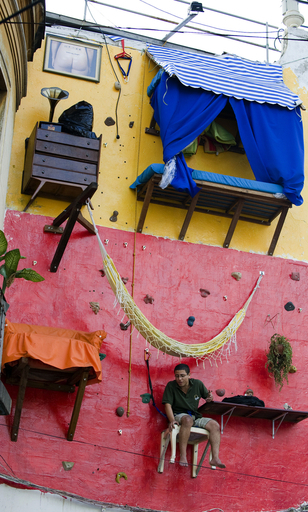 新しい「住まい」の形？壁面でくつろぐ男性 ブラジル