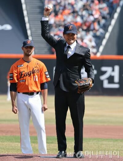 韓国野球界「レジェンド」パク・チャンホ、黒スーツで始球式…大田火災への追悼の思い
