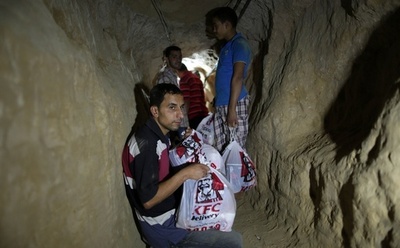 トンネルを通ってフライドチキン配達、ガザ地区で人気の新サービス