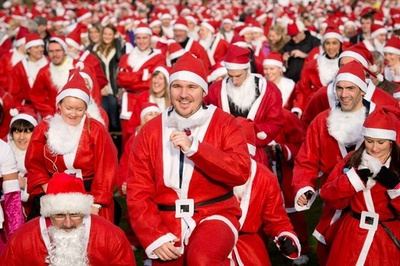 サンタ姿で走ってチャリティー、ロンドンで恒例の「サンタ・ラン」