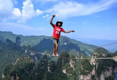 世界遺産の中国・張家界 10カ国選手が高さ1000ｍのスラックラインに挑戦