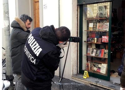 イタリア極右系書店前で爆発、警官1人が片目と片腕失う