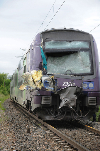 列車とスクールバス衝突、児童7人死亡 フランス
