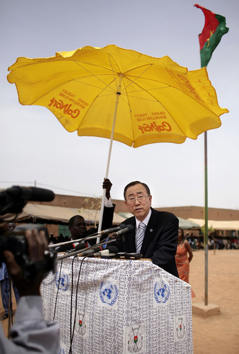 潘国連事務総長、ブルキナファソに到着