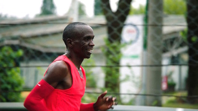 フルマラソン2時間切りに挑戦、キプチョゲ惜しくも達成ならず