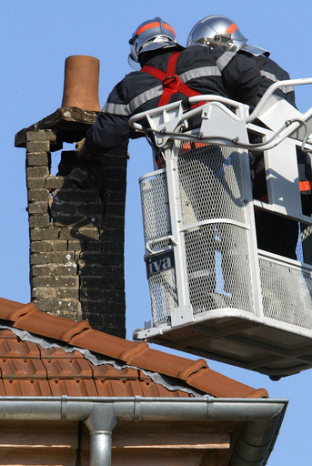 煙突にはまって10時間、救出された男性の思わぬ正体