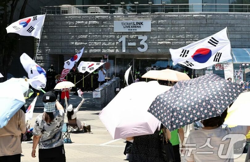 第9回全国統一地方選挙の投票用紙不足問題に抗議する開票所封鎖デモが続く中、ソウル・松坡区のオリンピック公園ハンドボール競技場前で参加者がシュプレヒコールを上げている＝2026年6月23日(c)news1
