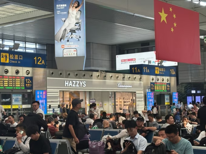 中国・上海虹橋駅構内に入店した韓国ファッションブランド「ヘジス」(c)MONEYTODAY