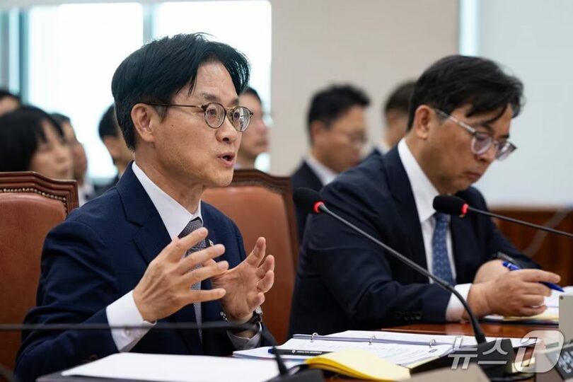 国会の国政監査で議員の質問に答えるキム・ジョングァン産業通商相＝6日、ソウル・汝矣島(c)news1