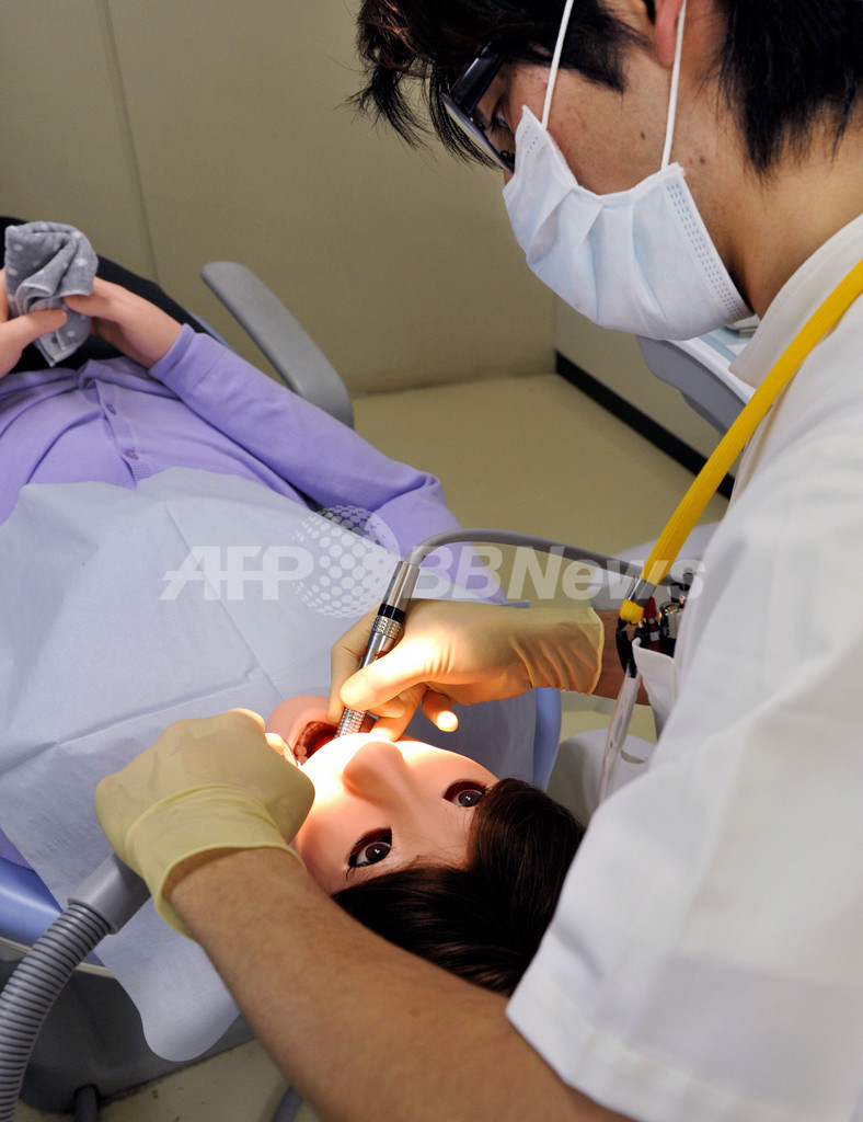 世界初、歯科実習用｢患者ロボット｣公開 昭和大