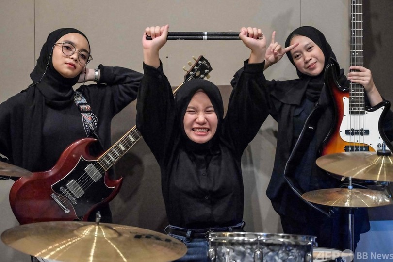 ヒジャブでメタル音楽 インドネシアのムスリム女性バンドに世界が注目