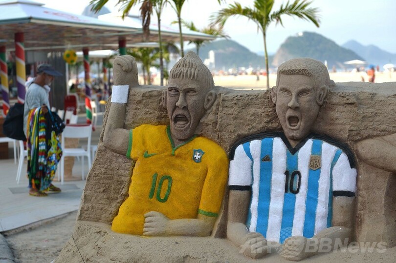 コパカバーナ・ビーチにネイマールとメッシの砂像が登場