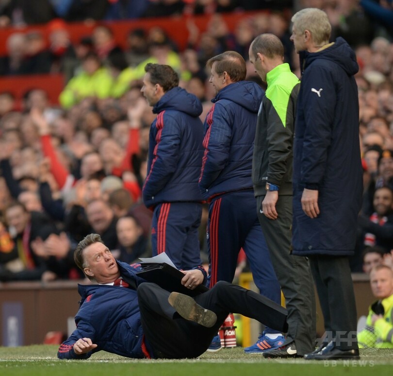 監督のコミカルな演技に大歓声、マンUがアーセナル下す