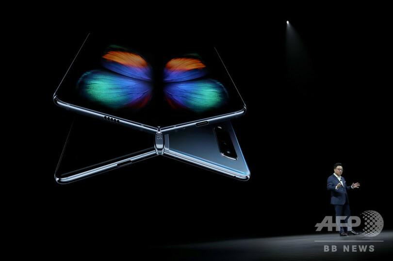 サムスン、折り畳みスマホの発売延期 画面破損の報告