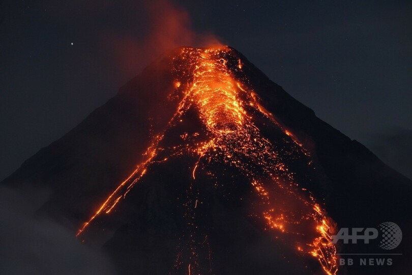 フィリピン当局、住民の強制避難も検討 マヨン山の噴火で