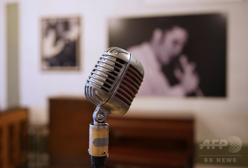 エルビス没後40年、ロック界初のスター死去に衝撃走った米国