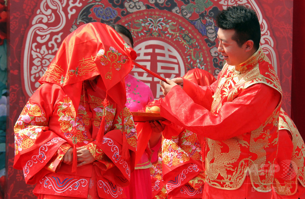 義父が新婦にキス 中国で結婚式盛り上げる風習がエスカレート 批判続出 写真1枚 国際ニュース Afpbb News