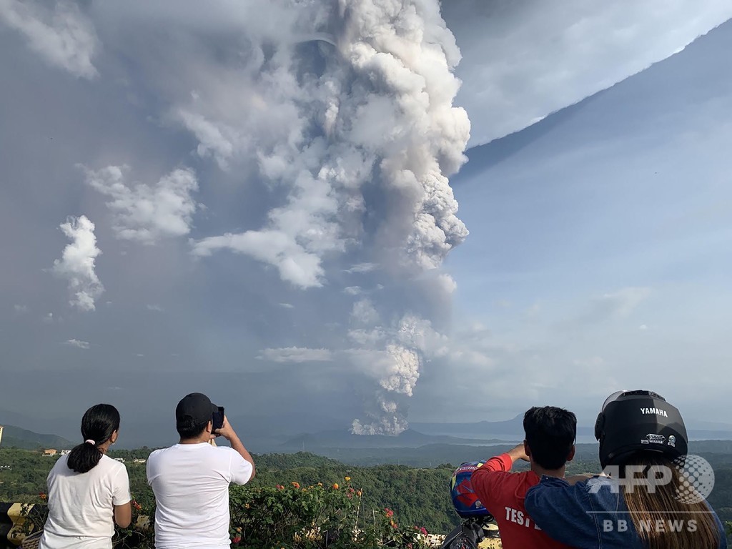 国際ニュース：AFPBB Newsフィリピン首都近郊の火山で噴煙 国際空港での発着停止に