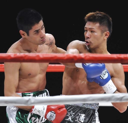 内山 12回TKO勝ちで王座奪取 写真5枚 国際ニュース：AFPBB News
