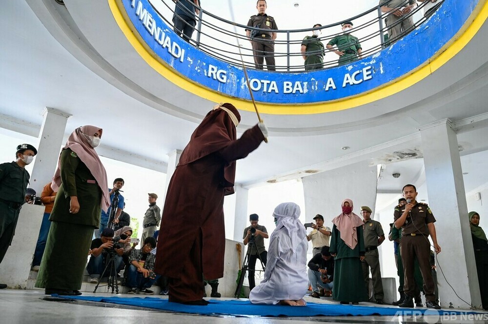 インドネシアで公開むち打ち刑 男女の「接近」や賭博でイスラム法