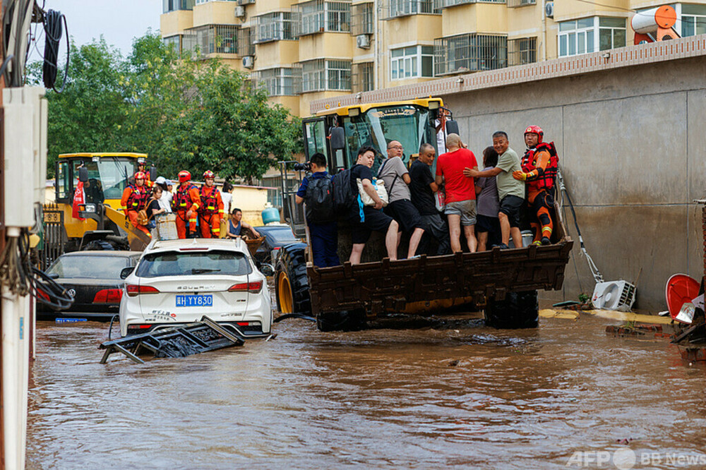 北京市民 洪水で閉じ込められた80人以上をブルドーザーで救出 写真1枚