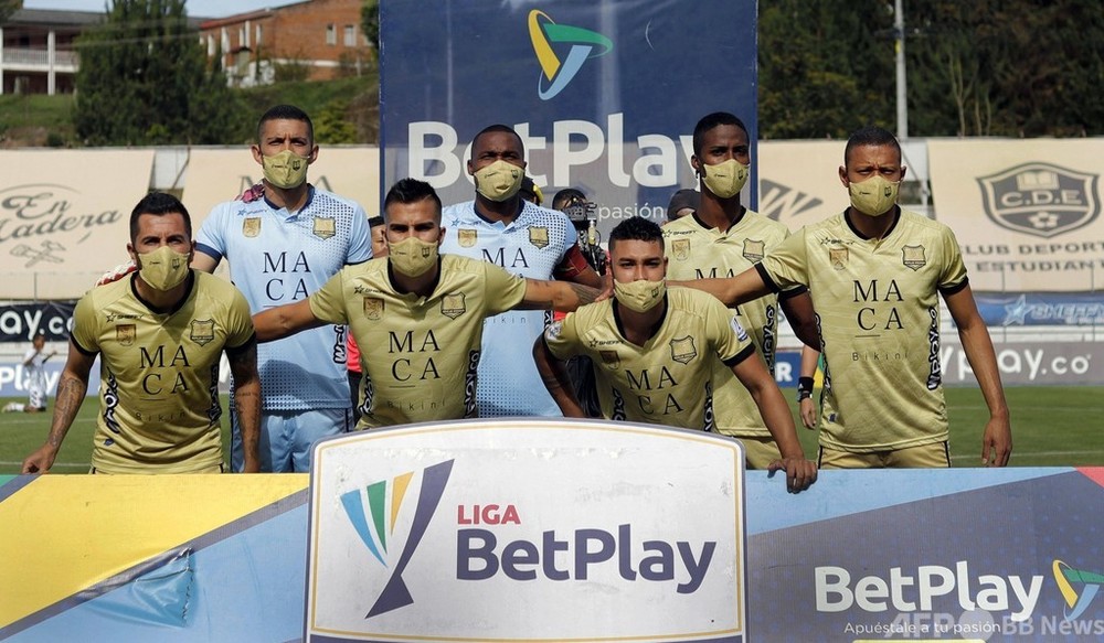 集団感染の南米サッカークラブが7人で試合 リーグ側が延期拒否 写真1枚 国際ニュース Afpbb News