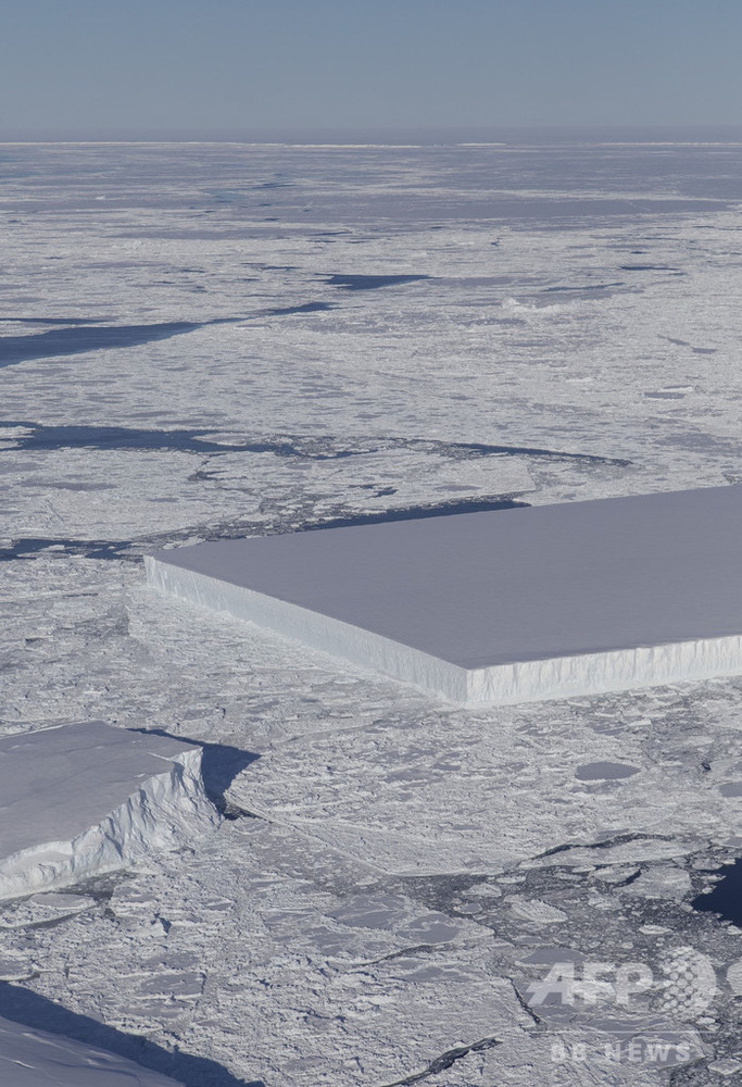 巨大な氷のテーブル？ 南極海に真四角の氷山出現 写真1枚 国際ニュース：AFPBB News