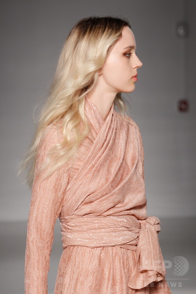 膝下丈のスカートでエレガントに、「ジル・スチュアート」15年春夏