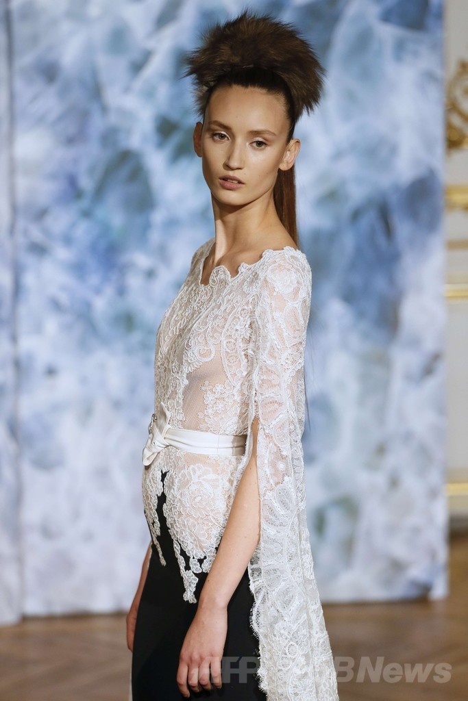 マスキュリンな要素を加えたドレススタイル、「アレクシ・マビーユ」14/15年秋冬オートクチュール