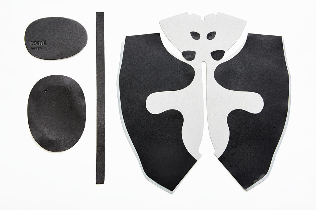 「ロエベ」アニマルシリーズから“パンダミニバッグ”登場