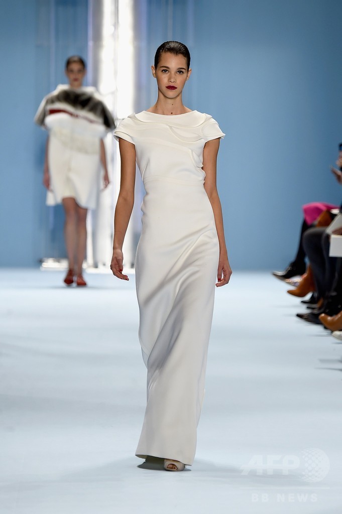 多彩に変化する水を表現、「キャロリーナ ヘレラ」15/16年秋冬