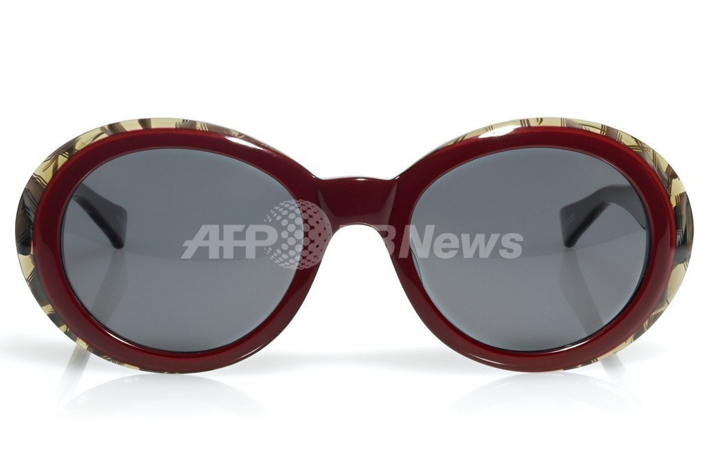 アイリス・アプフェルのコラボアイウェア、12年1月に発売