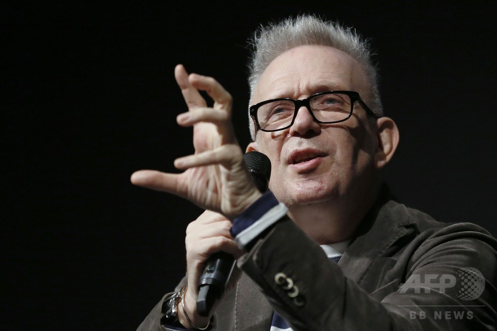 ゴルチエ回顧展、パリで開催 8月3日まで