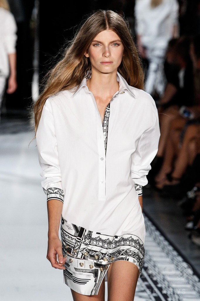 アンソニー・バカレロとコラボ、「ヴェルサス ヴェルサーチ」15年春夏