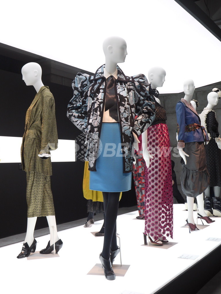 マーク ジェイコブス回顧展14日まで、貴重なショーピースが一堂に