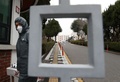韓国・大邱で、封鎖された複合住宅内を防護服を着用して歩く保健当局者（2020年3月7日撮影）。(c)YONHAP/AFP