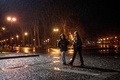 ウクライナ・ハルキウ州中心部でともされた街灯（2023年3月7日撮影）。(c)SERGEY BOBOK / AFP