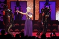 オランダのロッテルダム（Rotterdam）でパフォーマンスを披露する、オーストラリア人歌手のカイリー・ミノーグ（Kylie Minogue、中、2008年6月23日撮影）。(c)AFP/ANP/SANDER KONING
