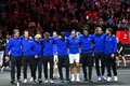 男子テニスの欧州チームとワールドチームの対抗戦、レーバー・カップ初日。現役最後の試合を終え、欧州チームのチームメートらと肩を組むロジャー・フェデラー（右から4人目、2022年9月24日撮影）。(c)Glyn KIRK / AFP