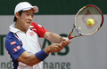 全仏オープンテニス（French Open 2013）は1日、男子シングルス3回戦が行われ、大会第13シードの錦織圭（Kei Nishikori）は6-3、6-7、6-4、6-1で第24シードのブノワ・ペール（Benoit Paire、フランス）を下し、4回戦に進出した。

リターンを打つ錦織圭（2013年6月1日撮影）。(c)AFP/PATRICK KOVARIK
