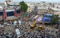 インド南部アンドラプラデシュ（Andhra Pradesh）州セクンデラバード（Secunderabad）で起きた2階建てホテル倒壊事故の現場（2013年7月8日撮影）。(c)AFP/Noah SEELAM