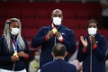東京五輪、柔道混合団体決勝。表彰式で金メダルを手にするフランスのテディ・リネール（中央奥、2021年7月31日撮影）。(c)Franck FIFE / AFP
