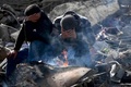地震に見舞われたトルコ・カフラマンマラシュの被災者（2022年2月7日撮影）。(c)OZAN KOSE / AFP