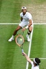 テニス、ウィンブルドン選手権、男子シングルス準々決勝。テイラー・フリッツ（下）のリターンに構えるロレンツォ・ムゼッティ（2024年7月10日撮影）。(c)Ben Stansall / AFP